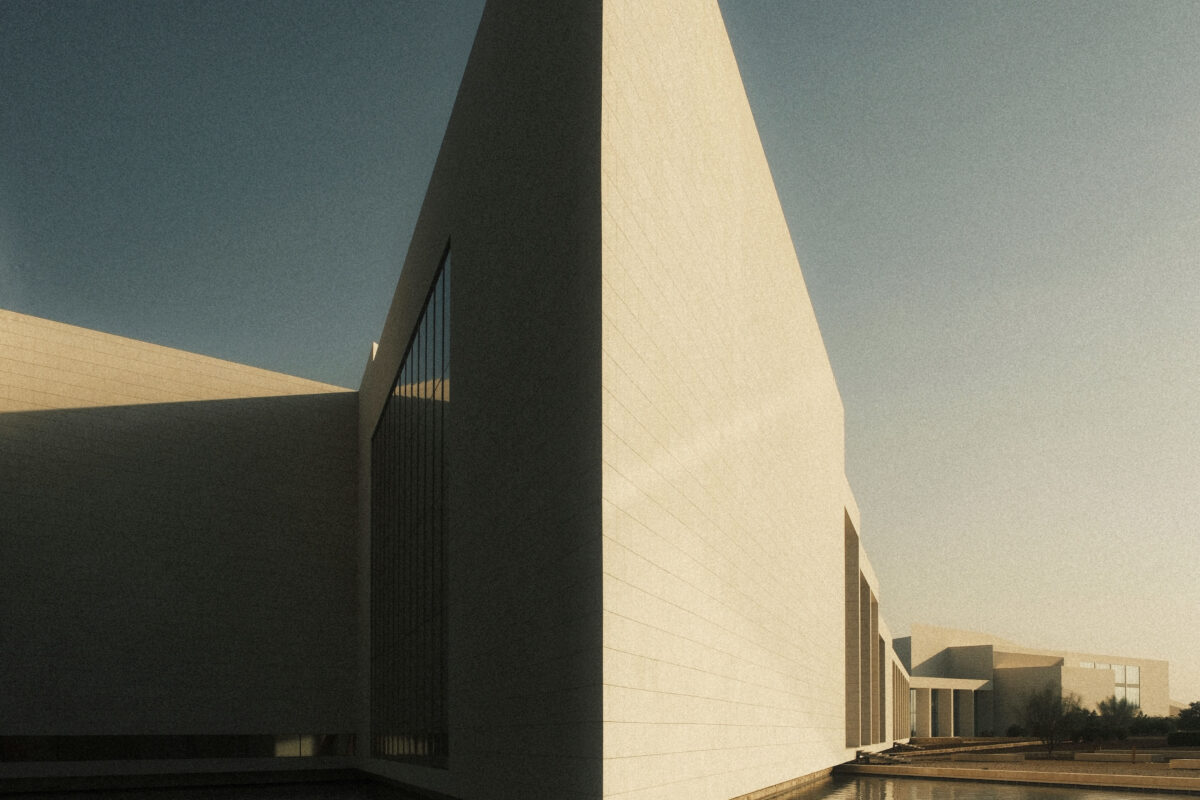 fotografia di un edificio monumentale minimalista con grande volume geometrico e vasca riflettente illuminata dal tramonto laura farina fotografa