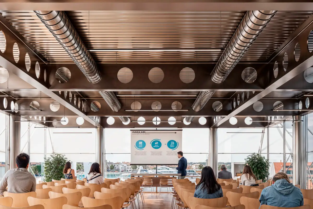 render fotorealistico 3d interni architettura sala conferenze design industriale con travi in acciaio concorso ravenna italia architetto arpostudio