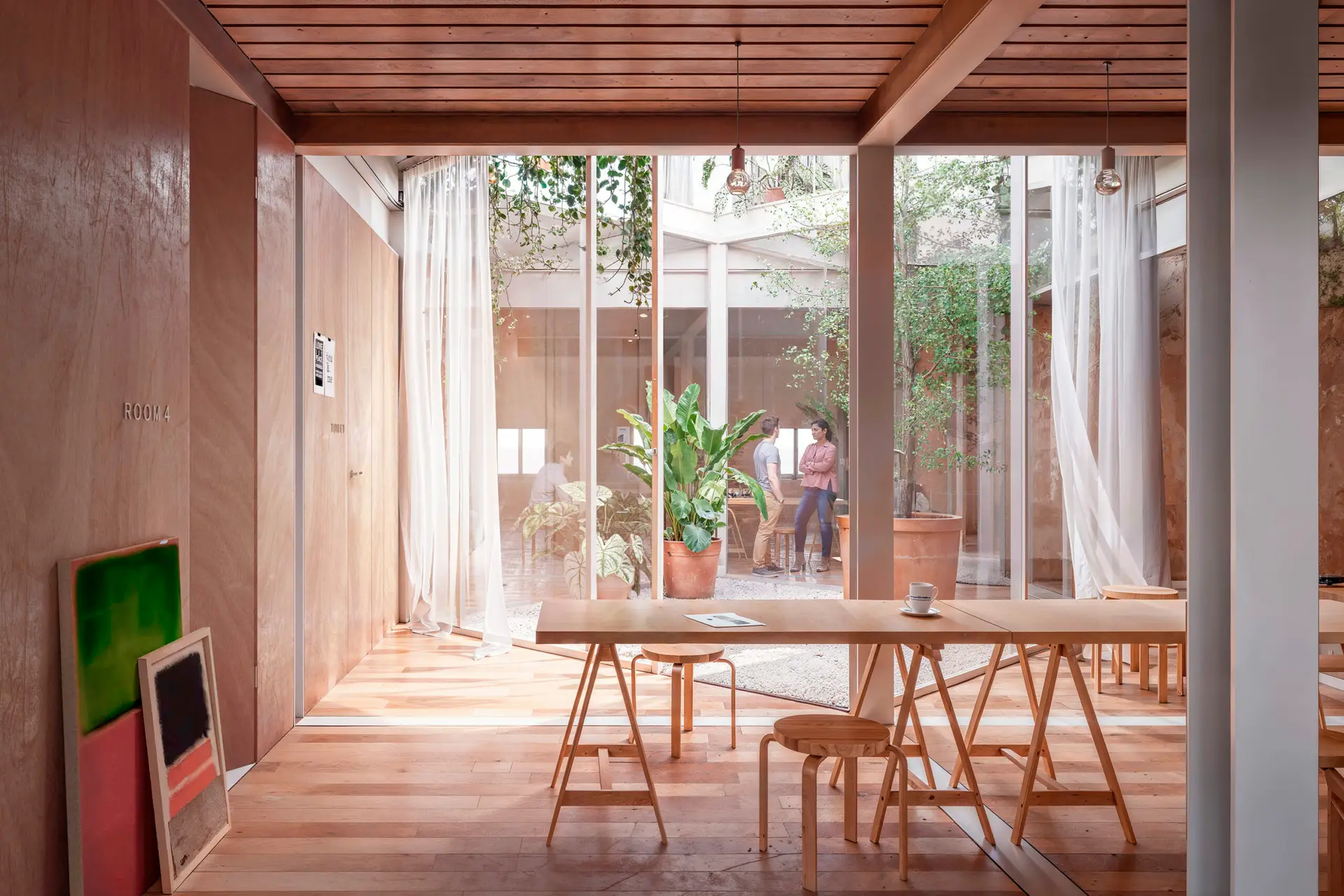 render fotorealistico 3d interni architettura coworking legno corte interna verde luce naturale concorso jimmi pianezzola architetto vicenza italia