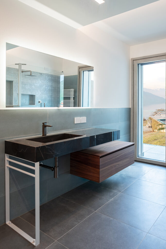 fotografia interno bagno moderno minimal illuminazione LED integrata nelle pareti vista lago laura farina architetto