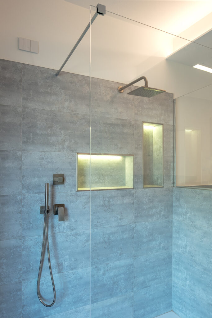 fotografia interno bagno moderno minimal illuminazione LED integrata nella doccia laura farina architetto