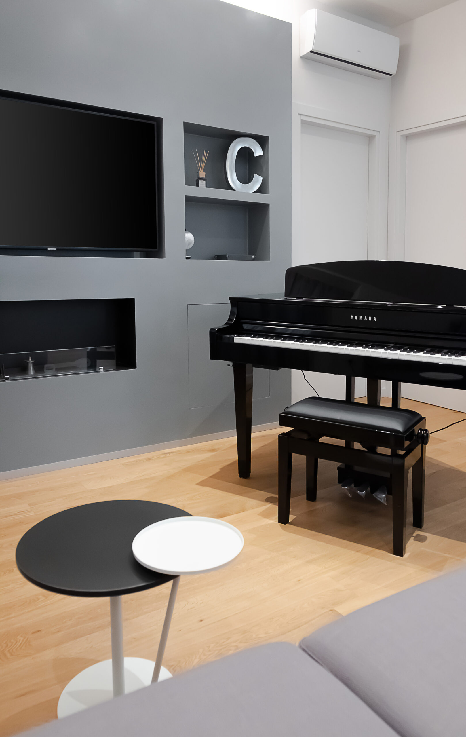 soggiorno moderno pianoforte parete attrezzata fotografia di interni