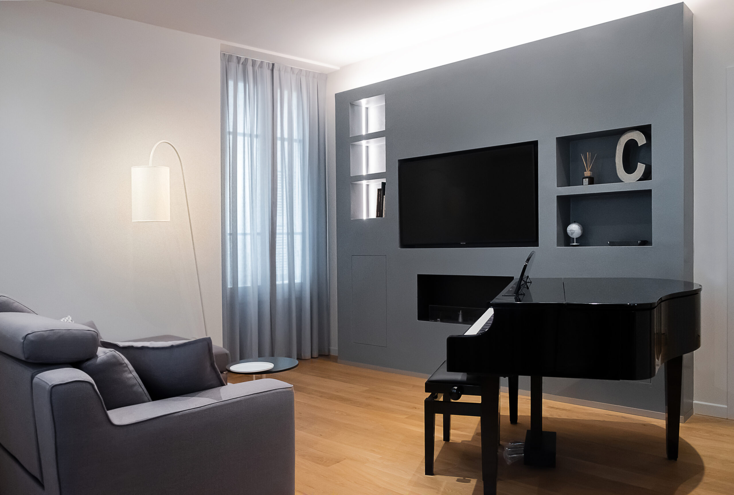 soggiorno moderno pianoforte divano parete attrezzata fotografia di interni