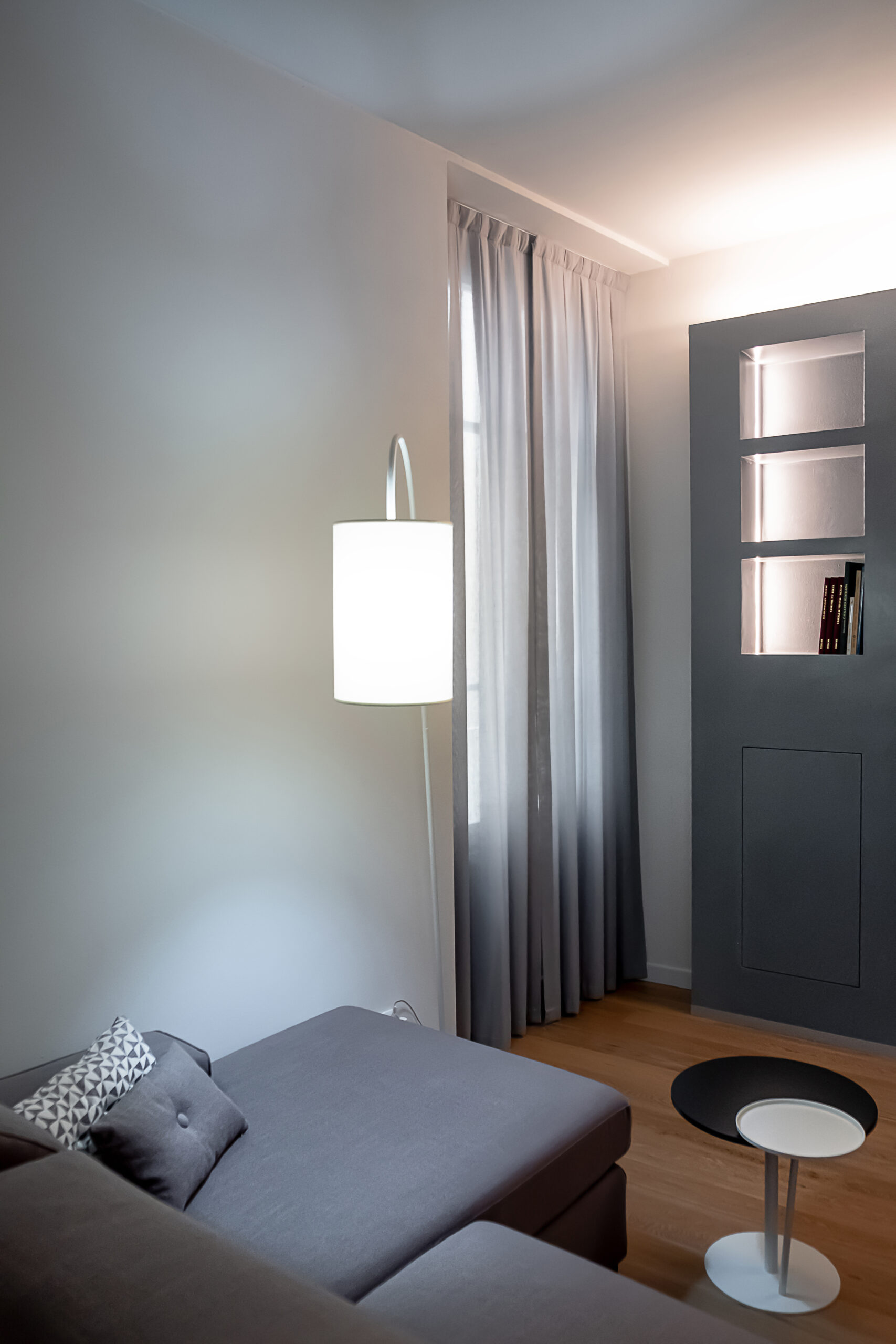 soggiorno moderno pianoforte divano parete attrezzata fotografia di interni